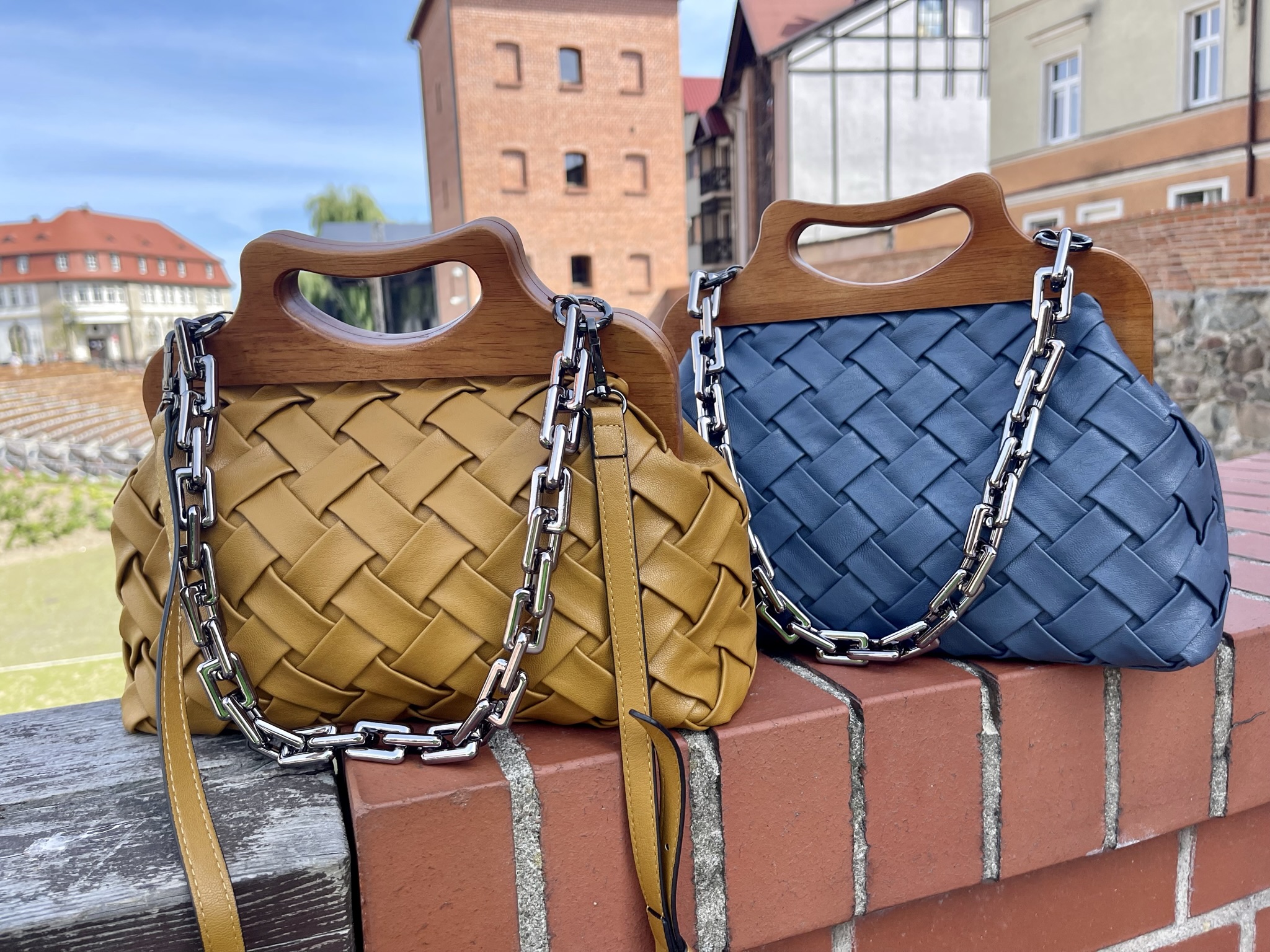 Pleciona torebka z drewniana rączką - obrazek 3