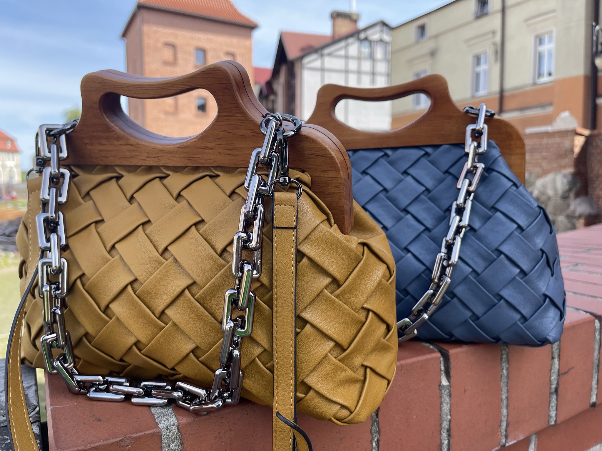 Pleciona torebka z drewniana rączką - obrazek 4